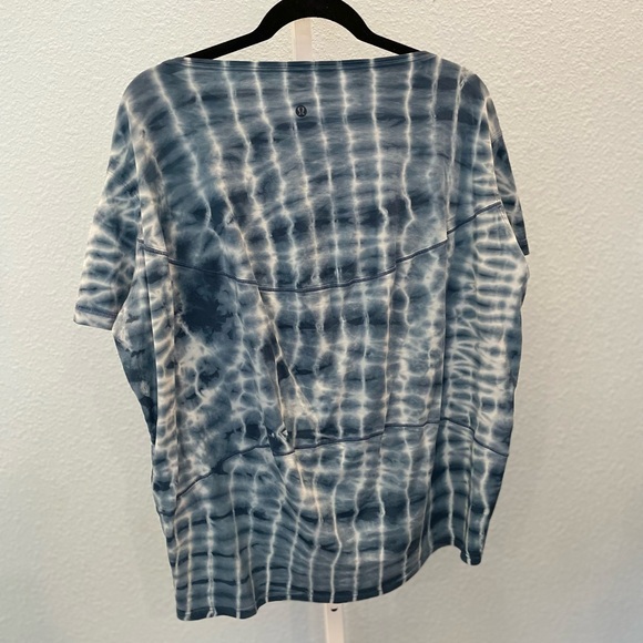 Lululemon Back in Action Diamond Dye Short Sleeve Size 6 Blue/White - Picture 2 of 3